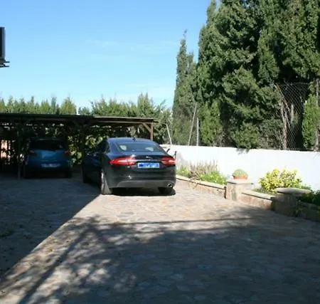 Mara, Villa